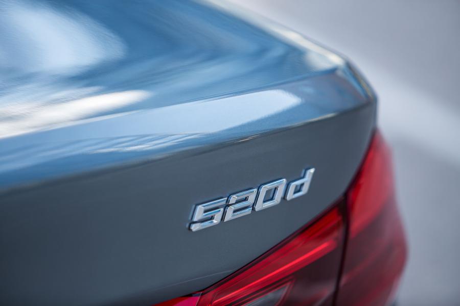 Логотип BMW 520d Sedan M Sport 2017 года  (WW) (фото 32 из 40)